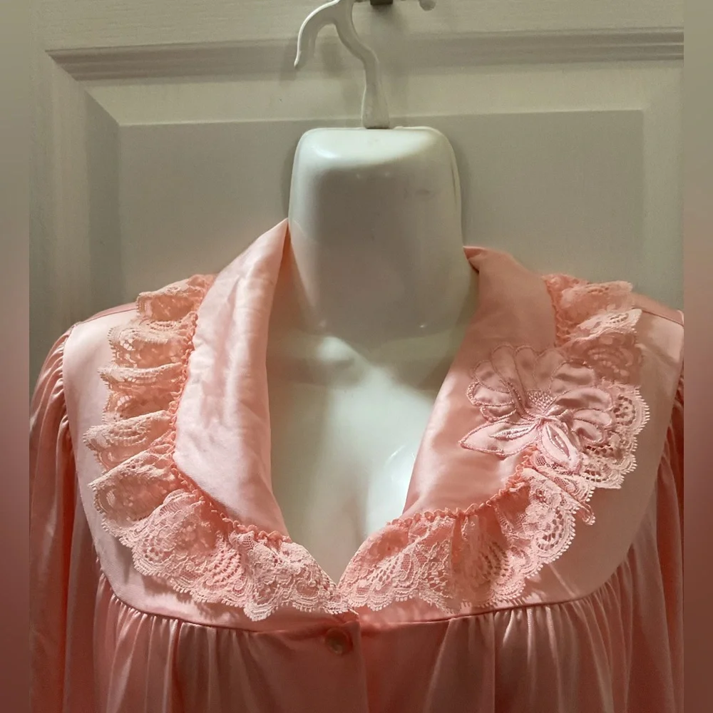 Vintage Robe - Picture 3 of 6